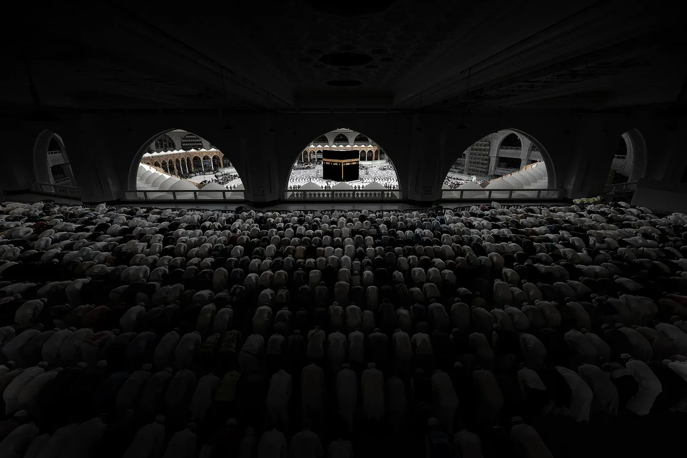 قاعة الصلاة في الطابق الثاني المطلة على الكعبة، مكة المكرمة.