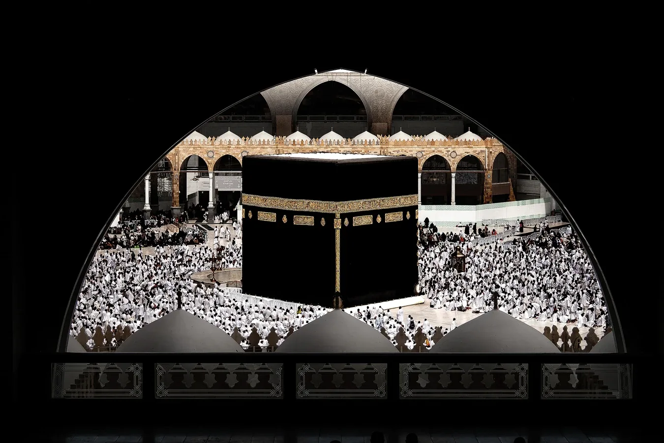 الكعبة المشرفة من الطابق الثاني، مكة المكرمة.