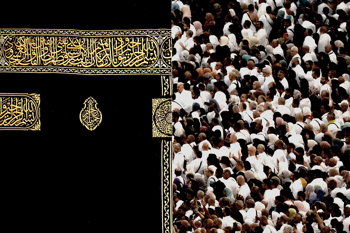 حجاج يؤدون الطواف حول الكعبة المشرفة، من السطح، مكة المكرمة.