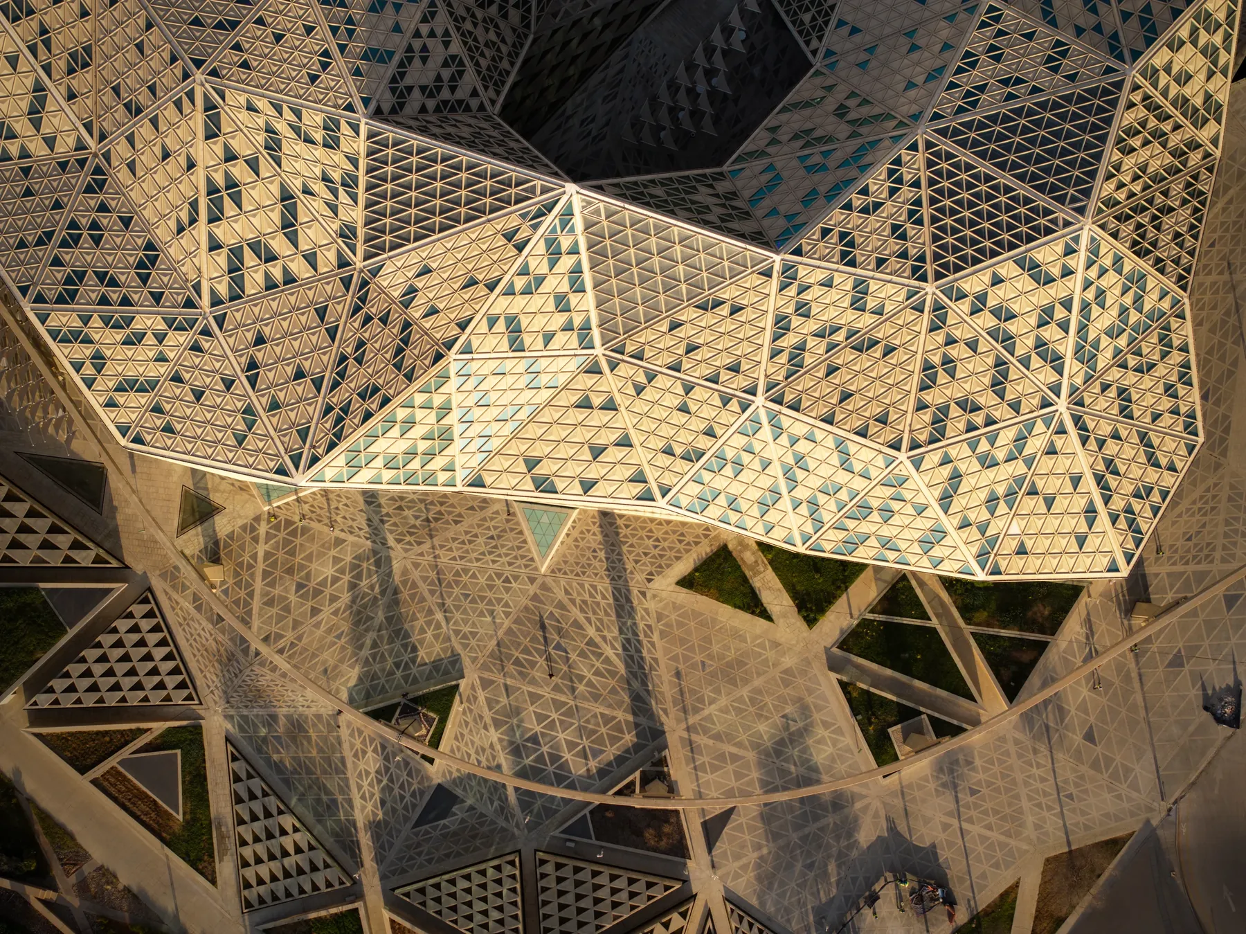 مركز المؤتمرات في مركز الملك عبدالله المالي، الرياض، من تصميم سكيدمور أوينغز آند ميريل (SOM)، ويتميز بسقف متعدد الأوجه مستوحى من الصحراء. تصوير شعيب خطاب، استوديو ماس هاوس.
