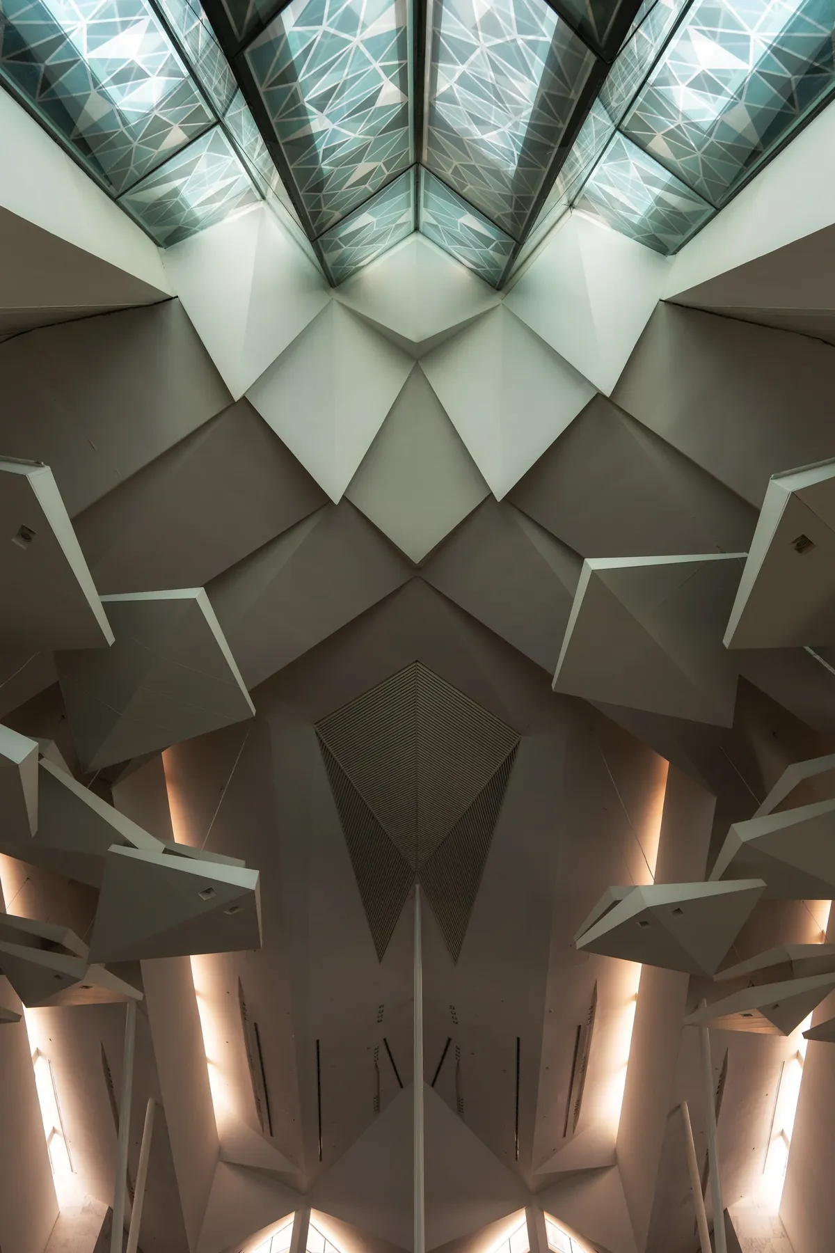 تفاصيل سقف داخلي لمسجد مركز الملك عبدالله المالي، من تصميم عمرانية، الرياض. تصوير شعيب خطاب، استوديو ماس هاوس.